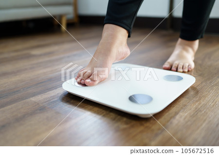woman feet on scale 105672516