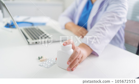 doctor, hand, patient 105672555