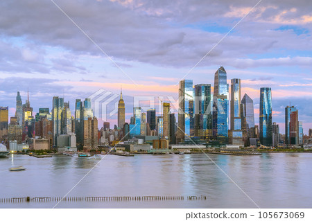 Manhattan's skyline, cityscape of New York City 105673069