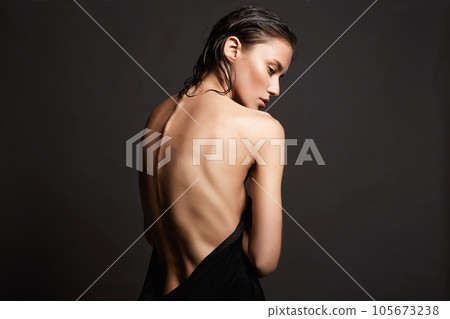 Naked Female back. young wet woman. Beautiful sexy Girl with wet Hair 105673238