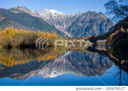 [Kamikochi deepens in autumn] Spectacular panorama around Taisho Pond 105676527
