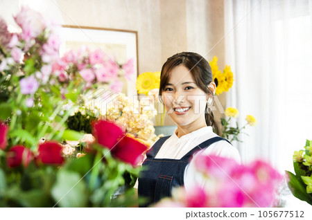 花店工作人員看著鏡頭的肖像 花店工作人員看著鏡頭的肖像 105677512
