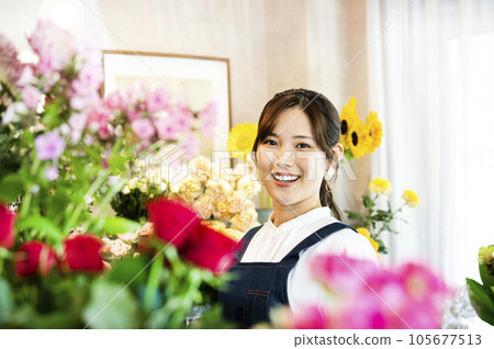 花店工作人員看著鏡頭的肖像 105677513