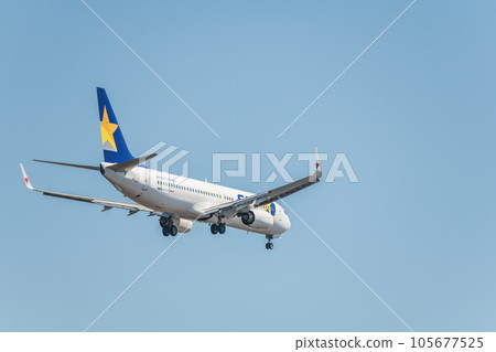 [Rear view of the Skymark aircraft in preparation for landing from above Jonanjima Seaside Park] 105677525