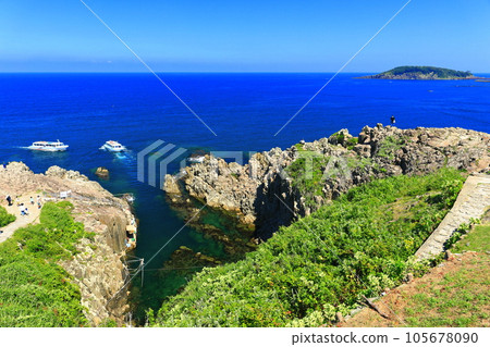 [Fukui Prefecture] Tojinbo and Oshima (Echizen Coast) under fine weather 105678090