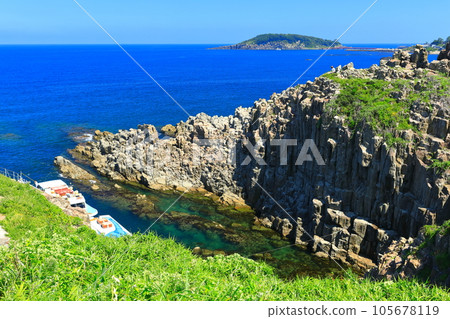 [Fukui Prefecture] Tojinbo and Oshima (Echizen Coast) under fine weather 105678119