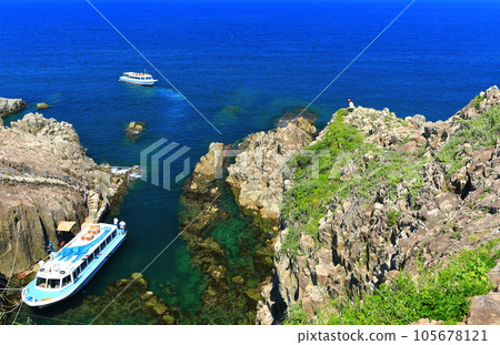 [Fukui Prefecture] Tojinbo under fine weather (Echizen coast) 105678121