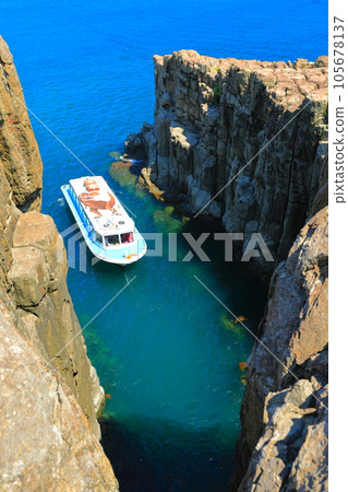 [Fukui Prefecture] Tojinbo under fine weather (Echizen coast) 105678137