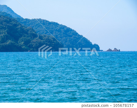 The calm scenery of the Sea of Japan (Wakasa Bay) in summer (July). Takahama Town, Oi District, Fukui Prefecture. 105678157