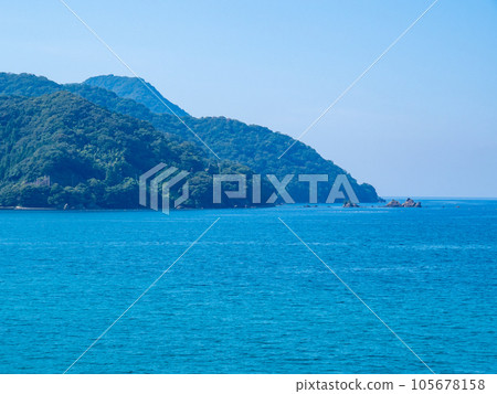 夏季（7月）日本海（若狹灣）的平靜景色。福井縣大井郡高濱町。 105678158
