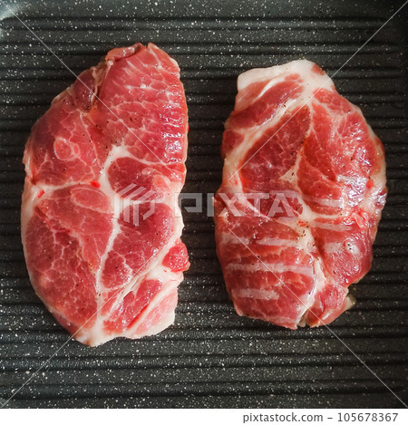 Raw meat steak on a grilled reflex pan 105678367