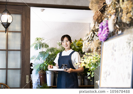 咖啡館服務員年輕女子肖像看著相機 105678488