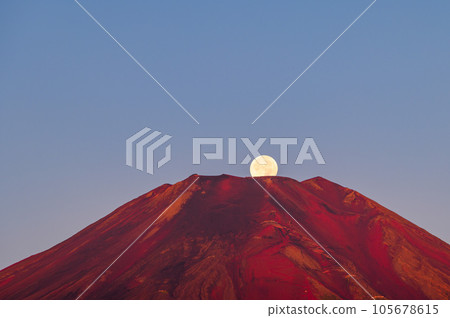 (Pearl Fuji) Mt. Fuji dyed in the morning glow and the full moon setting, precious celestial body show 105678615
