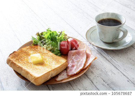咖啡和黃油吐司早餐，營養均衡的膳食 105678687