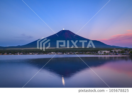 Upside-down Pearl Fuji at dawn, superb view from Lake Yamanaka 105678825