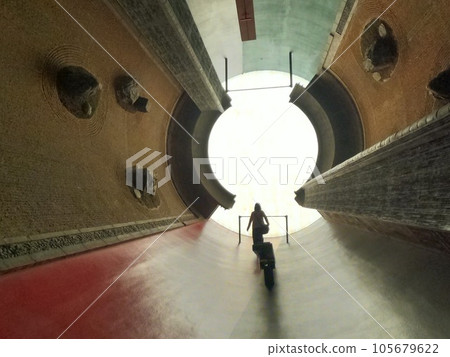 人們走在過道上 105679622