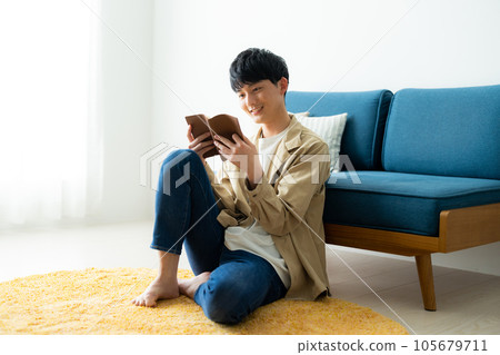 在客廳讀書的年輕人 在客廳讀書的年輕人 105679711