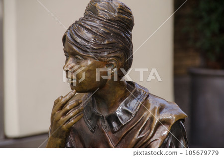 Two Pupils sculptures by Allister Bowtell, Kings Road, London, UK. 105679779