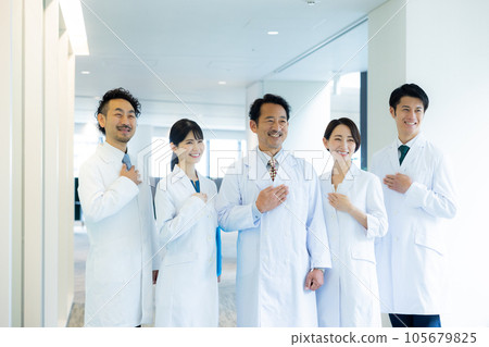 在醫院工作的人們 在醫院工作的人們 105679825