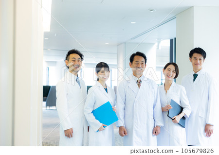 在醫院工作的人們 在醫院工作的人們 105679826