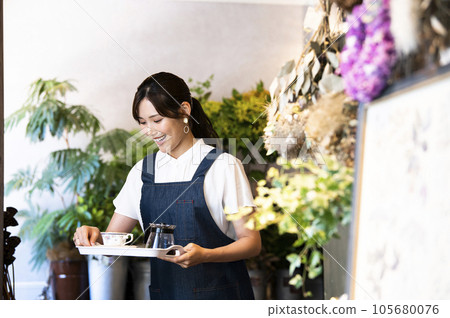 一個在咖啡館工作的年輕女子 105680076