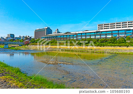 [Illustration-style Kyoto] Kamogawa is the heart of the people of Kyoto 105680193
