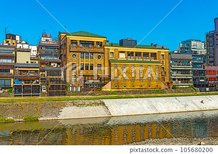 [Illustration-style Kyoto] Kamogawa is the heart of the people of Kyoto 105680200