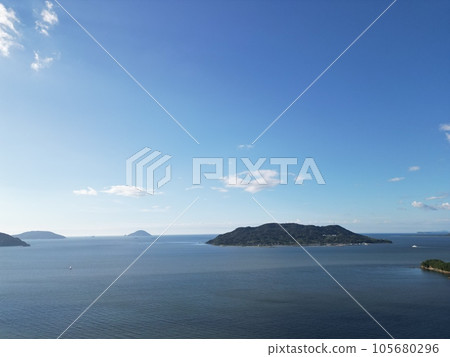 【無人機】俯視夏日藍天大海中漂浮的島嶼 【無人機】俯視夏日藍天大海中漂浮的島嶼 105680296