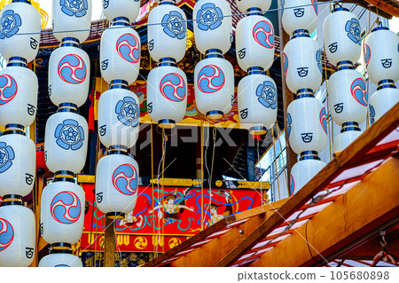 日本京都祗園祭上的駒形紙燈籠 105680898