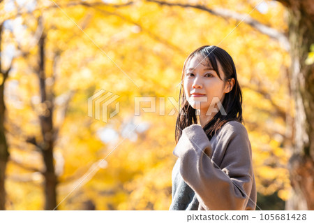 享受秋天的年輕女子葉狩獵 105681428