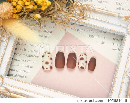 Nail tips 105681446