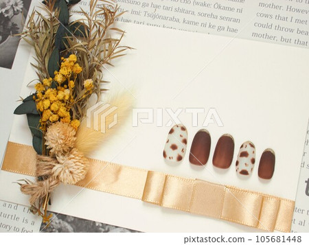 Nail tips 105681448