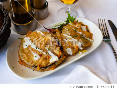 Aubergine fried in batter with yogurt sauce 105682011