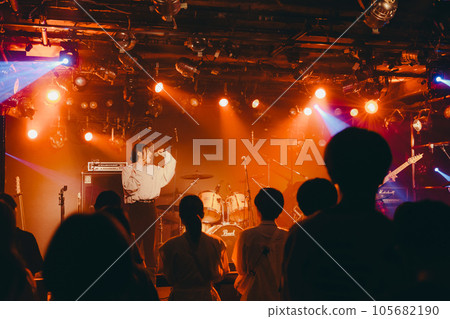 現場演奏的年輕女子 105682190