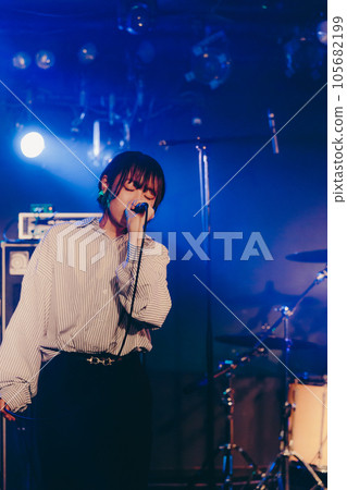 young woman playing live young woman playing live 105682199