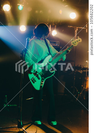 現場演奏的年輕女子 105682202