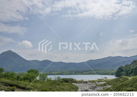 步行路線中間美麗的湖畔 步行路線中間美麗的湖畔 105682213