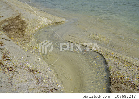 河水從美麗的湖中流出 105682218