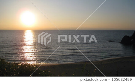 佐渡島的夕陽和照亮的日本海和沙灘 佐渡島的夕陽和照亮的日本海和沙灘 105682499