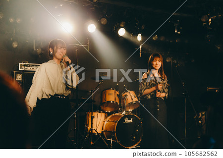 在現場表演的年輕女子 105682562