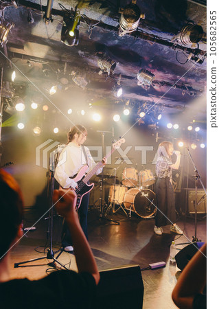 Young woman performing at a live house 105682565