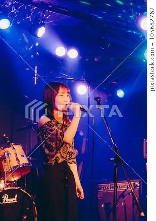 一位年輕的樂隊成員在現場表演 105682762