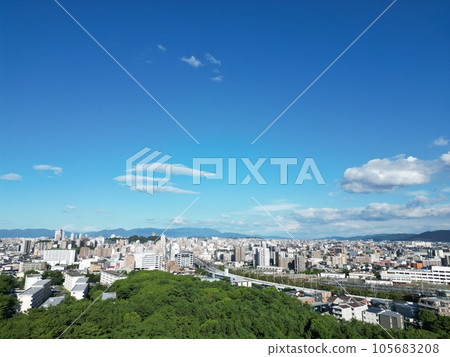 [無人機]夏日藍天和福岡市的遠景 105683208
