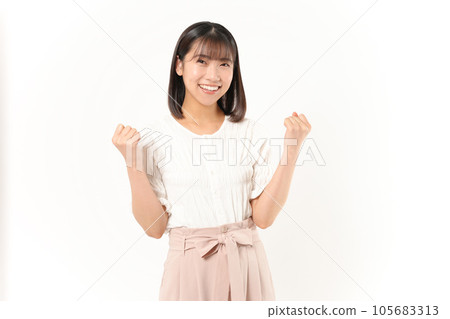 一個扮演膽量姿勢的年輕女子 一個扮演膽量姿勢的年輕女子 105683313