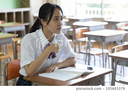 學習在教室裡的女學生 105683379