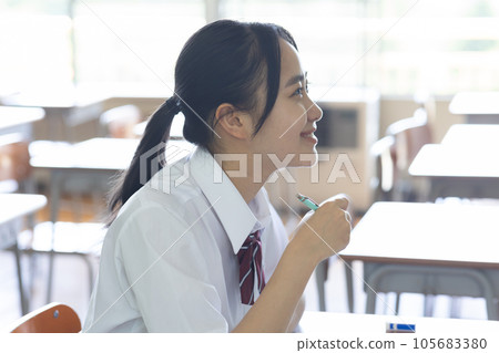 學習在教室裡的女學生 105683380