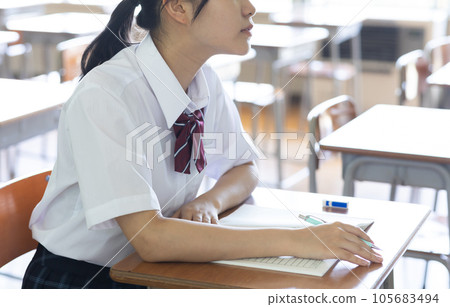 學習在教室裡的女學生 105683494