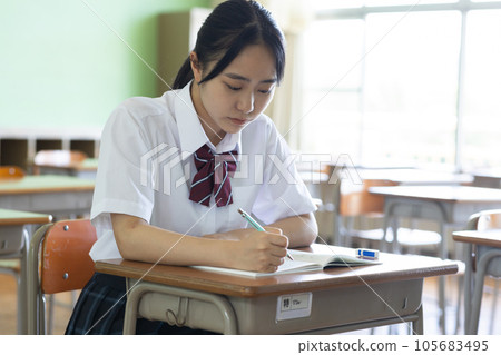 學習在教室裡的女學生 105683495