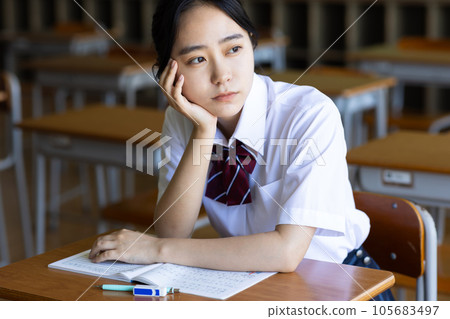 高中女生在課堂上思考 105683497