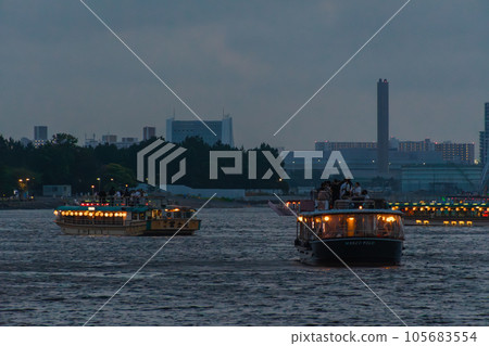 傍晚漂浮在台場海面上的船屋 傍晚漂浮在台場海面上的船屋 105683554